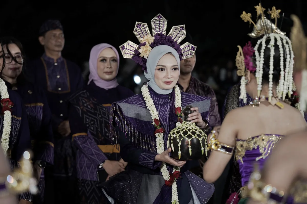 Busana Wali Kota Kediri Memukau di Dhoho Night Carnival 2026