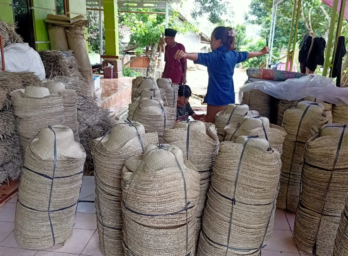 Perajin Topi Anyaman Pandan di Pandeglang Minta Dukungan Pemerintah untuk Akses Pasar