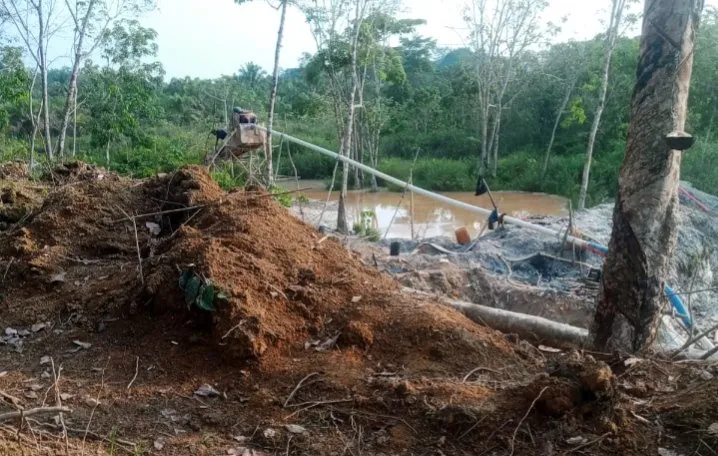 Penambangan Emas Ilegal Beroperasi Dekat Polsek Bangko, Publik Desak Penjelasan