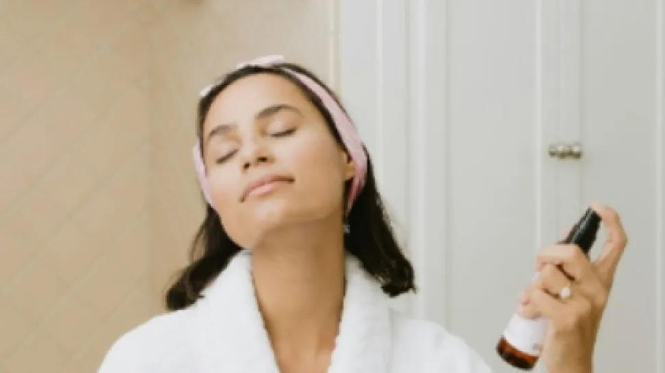 5 Setting Spray Terbaik untuk Makeup Tahan Lama