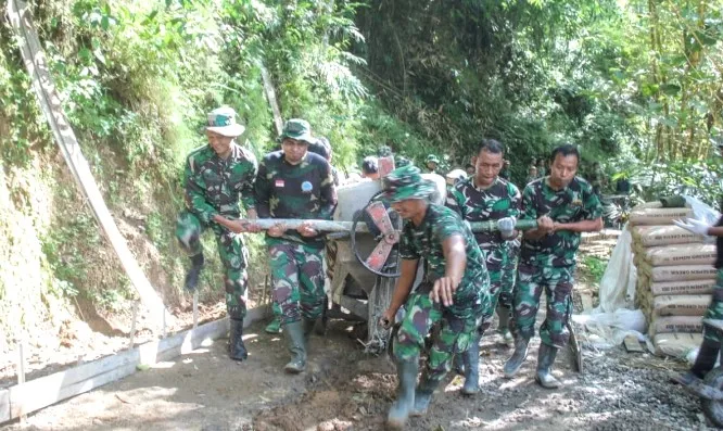 Kolaborasi Prajurit dan Warga dalam Pembangunan Jalur Beton di Somagede