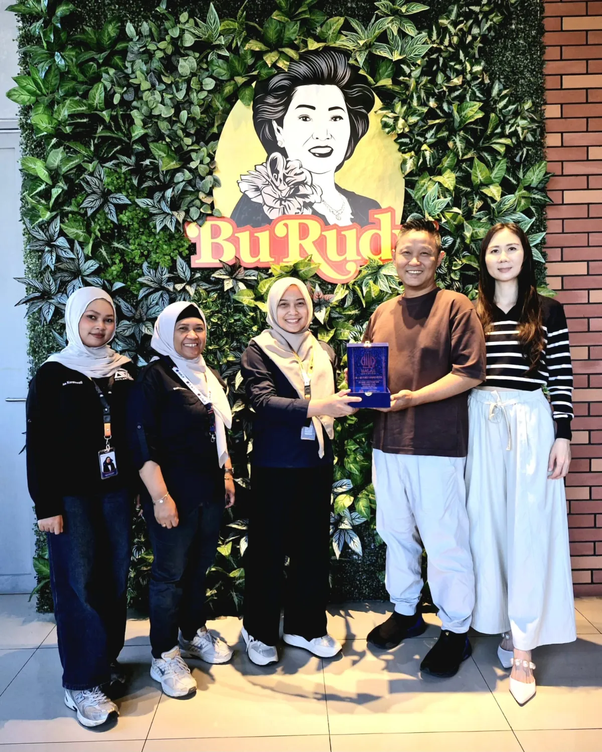 Depot Bu Rudy Raih Sertifikat Halal untuk Cabang ke-6 di Surabaya