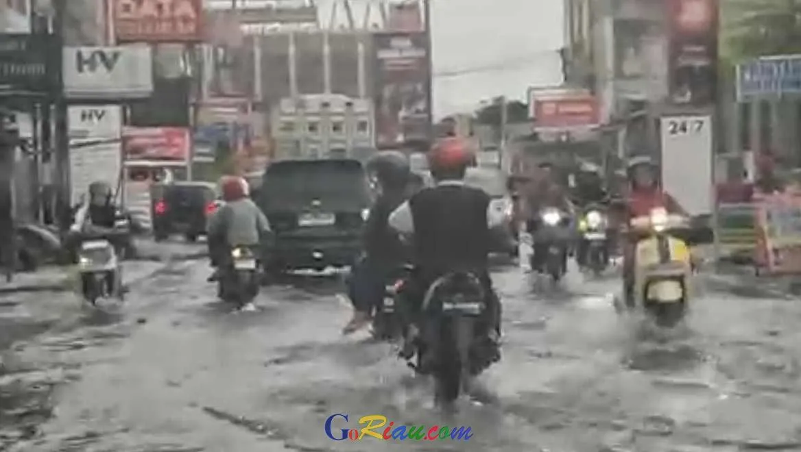 Banjir Rendam Ruas Jalan Utama di Pekanbaru, Kemacetan Parah Landa Pusat Kota