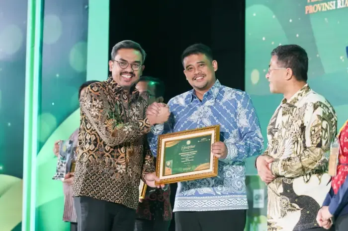 Gubernur Bobby Nasution Raih Penghargaan Adinata Syariah 2026