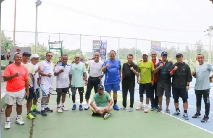 Wali Kota Pariaman Resmikan Kejuaraan Tenis KU 110 Tahun