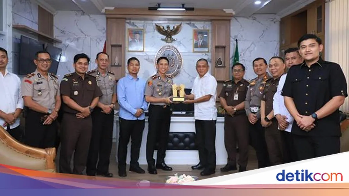 Kapolres Kediri Kota Berikan Penghargaan kepada Kajari dalam Memperkuat Sinergi Penegakan Hukum